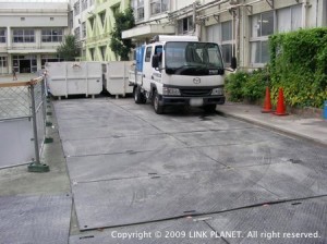 プラネットシードご利用例　都内小学校耐震工事　校庭養生　PS-K