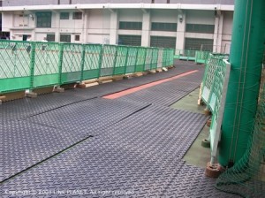 フロアーマットご利用例　都内中学校耐震工事　校庭養生　FM
